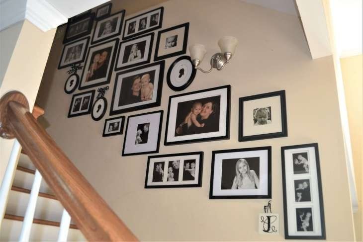 Fotowand met ingelijste familiefoto