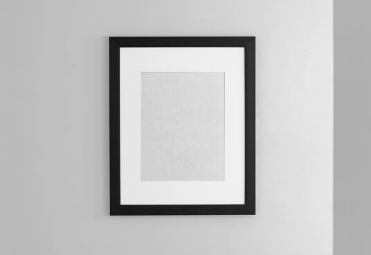 Zwarte fotolijst met wit passe-partout en lichtgrijs middenvlak