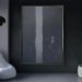 Donker interieur met ingelijst digitaal kunstscherm en groene bonsai